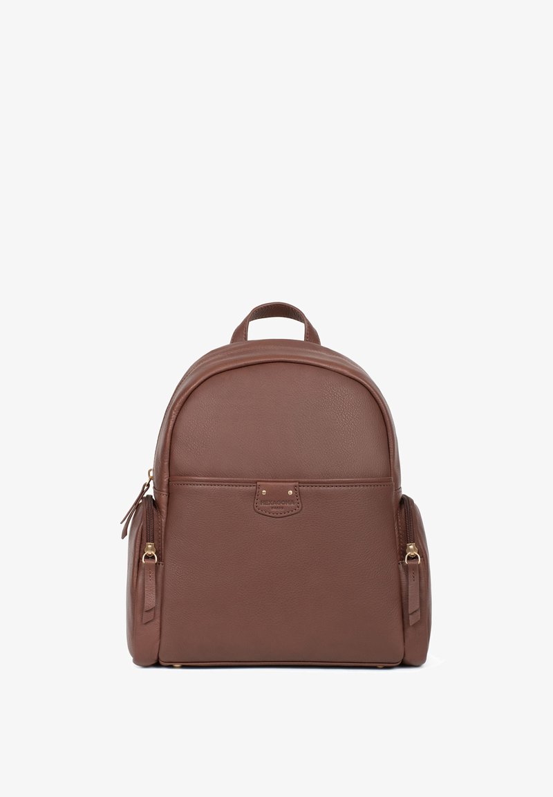 Sac à dos en cuir marron avec un haut arrondi, une poche zippée à l'avant, des accents en métal doré et des poches latérales. Surface texturée avec des coutures visibles.