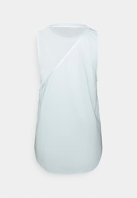 Jasnoniebieski top bez rękawów z siateczkowym tyłem, zaokrąglonym dekoltem i asymetrycznym krojem z odblaskowym akcentem wzdłuż szwu ramienia.