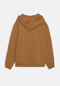 Καφέ κουκούλα φούτερ με μαλακή υφή, διαθέτει τσέπη καγκουρό, ραμμένα μανίκια και τελείωμα; απλός σχεδιασμός χωρίς μοτίβα ή αξεσουάρ.