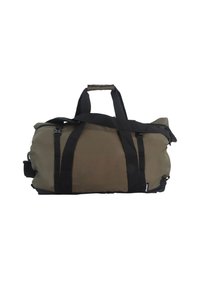 Bolsa de deporte en tela verde aceituna con correas negras, incluye cierre de cremallera y asa, cuenta con un bolsillo lateral y un diseño resistente.