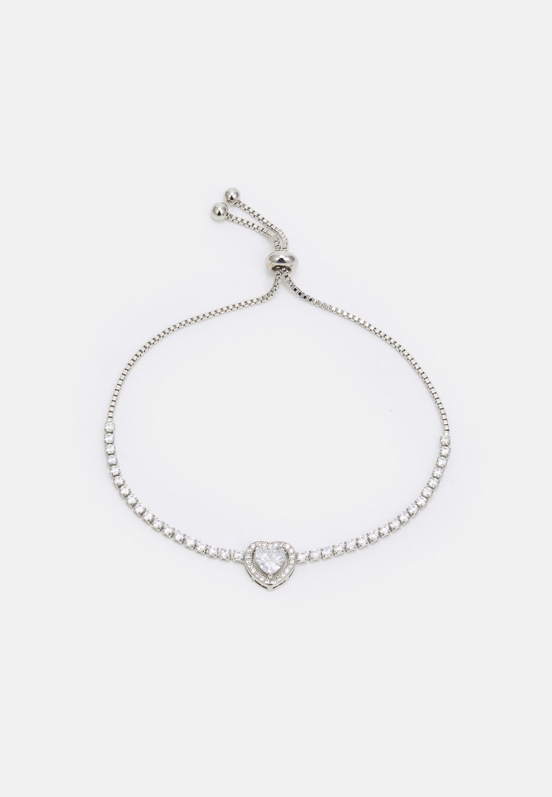 Silberarmband mit einem gleitenden Verschluss, das ein herzförmiges Mittelstück besitzt, umgeben von kleinen, klaren Rhinestones entlang der Kette.
