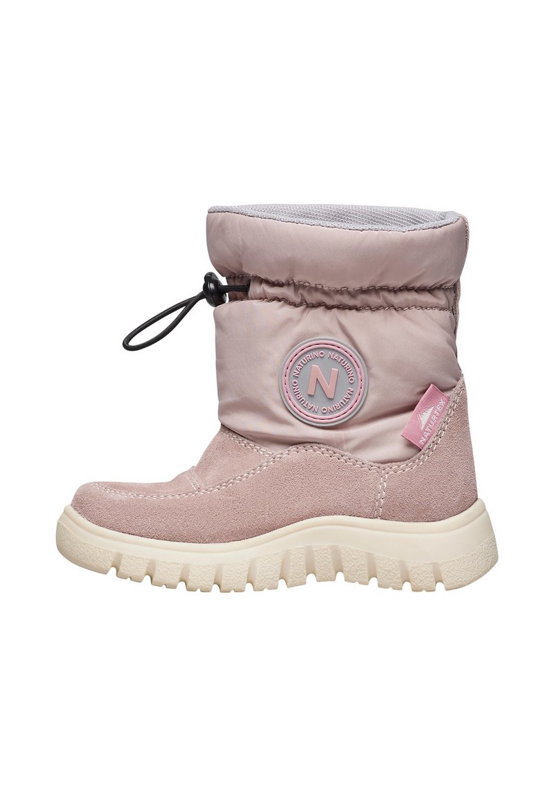 Růžový syntetický kotník s měkkým svrškem, nařasaným lemem, kulatou nášivkou s logem a texturovanou gumovou podrážkou. Obsahuje elastické stahovací šňůrky.