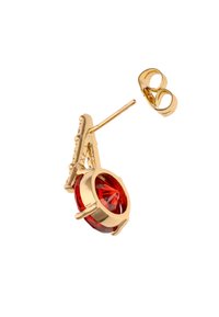 Goldfarbene Ohrringe mit einem runden, facettierten roten Kristallanhänger und einer schlichten Rückseite, die mit einem polierten Finish und einem detaillierten Design bestechen.
