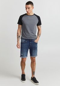 11 Project PRNARVIK REGULAR FIT - Kratke hlače od trapera - denim middle blue