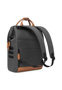 Zaino in tessuto grigio con base in pelle marrone. Presenta spallacci imbottiti, manico superiore, zip laterali e una superficie testurizzata.