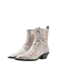 Botas de tobillo en estampado de serpiente blanco y plateado con punta afilada, superficie texturizada, tacón bajo en bloque y tira en la parte trasera.