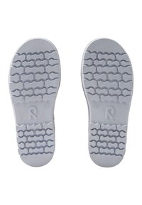 Semelles de chaussures en caoutchouc blanches avec un motif de semelle en forme d'hexagone, comportant un logo et des détails de taille. Elles sont plates avec une texture lisse.