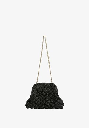 Schwarze, strukturierte Abendtasche mit einer Kettenriemen, die eine sanfte, wellenförmige Form und ein aufwändiges Muster aus gerafftem Stoff aufweist.