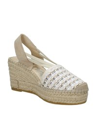 Espadrille con zeppa, superiore in tessuto intrecciato bianco e nero; presenta cinturini beige e una suola in juta testurizzata. Altezza di circa 7 cm.