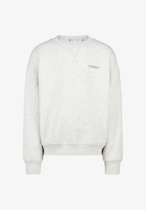 Sudadera gris claro con cuello redondo, puños acanalados y dobladillo. Presenta el texto bordado en rojo "CALIFORNIA" en el lado izquierdo del pecho. Textura suave.