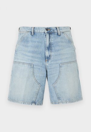 Ανοιχτό μπλε τζιν σορτς με μεγάλες μπροστινές τσέπες, θηλιές για ζώνη και κλείσιμο με κουμπί και φερμουάρ.