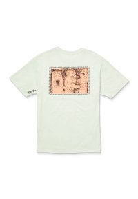 Mintgrön t-shirt med kort ärm, med en stor grafisk tryck i persikofärg på baksidan som visar karaktärer i svart kontur.