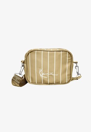 Petit sac bandoulière beige avec des rayures blanches verticales, signature blanche sur le devant, et sangle réglable amovible avec clips métalliques.