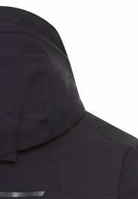 Czarny płaszcz z wysokim kołnierzem i regulowanym kapturem, charakteryzujący się eleganckimi liniami i gładką fakturą. Płaszcz posiada odblaskowy detal z tyłu.