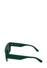 Occhiali da sole verdi con un design geometrico elegante, caratterizzati da una montatura solida e aste sottili e affusolate. Include il logo del marchio sul lato interno.