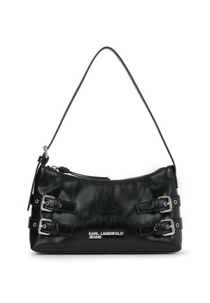 Schwarze Ledertasche mit silbernen Schnallen an den Seiten, Reißverschluss oben, dünnem Tragegurt und "Karl Lagerfeld Jeans"-Logo auf der Vorderseite.