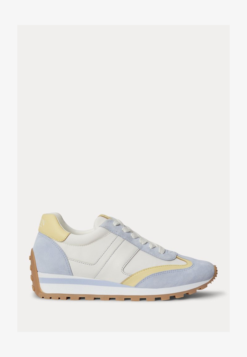 Niedriger Sneaker aus weißem Leder, hellblauem Wildleder und gelben Akzenten, mit weißen Schnürsenkeln und brauner, strukturierter Sohle.