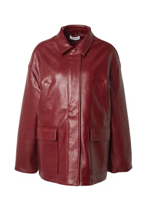 Rote Lederjacke mit einem Kragen, lockerer Passform, zwei aufgesetzten Taschen vorne und einer glatten, glänzenden Textur.