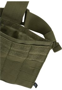 Borsa tattica verde oliva con tessuto testurizzato, cinghie regolabili e passanti per accessori. Presenta una chiusura in Velcro e un'etichetta laterale.