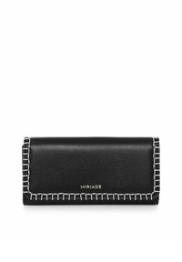 Billetera de cuero negro con costuras blancas alrededor de los bordes, con un logo embosado, forma rectangular compacta y textura suave.