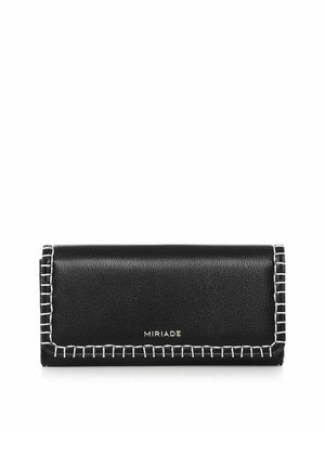 Portefeuille en cuir noir avec des coutures blanches sur les bords, arborant un logo embossé, de forme rectangulaire compacte et à texture lisse.