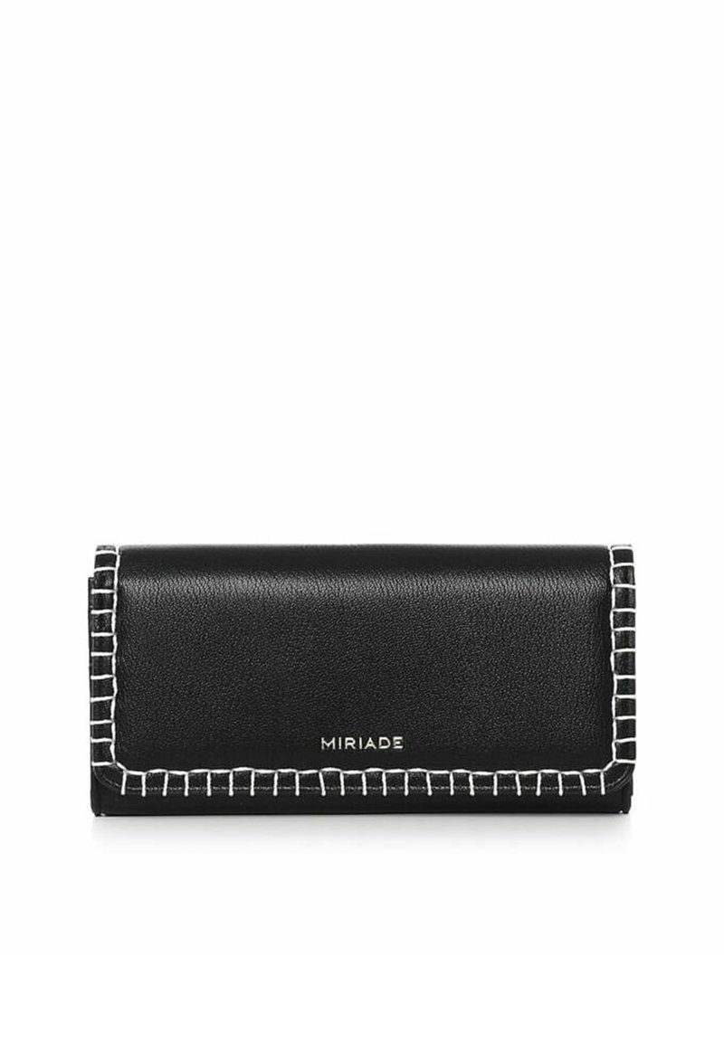 Billetera de cuero negro con costuras blancas alrededor de los bordes, con un logo embosado, forma rectangular compacta y textura suave.