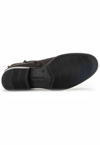 Zapato de cuero negro con una suela de goma texturizada. Presenta un zipper lateral y un acabado suave. Logo "Gabor" embellecido en la suela.