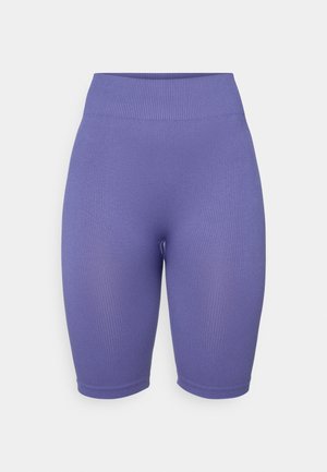 Purpurinės aukštai juosmens dviračių šortai su raukšlėta tekstūra, prigludusiu dizainu ir iki vidurio šlaunies ilgiu. Be pastebimų detalių ar raštų.