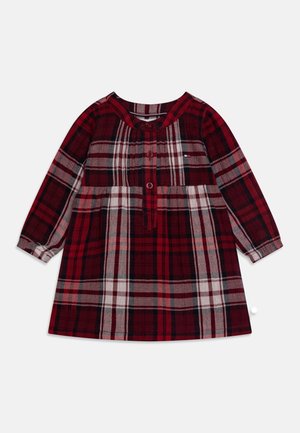 Rot-schwarz-weiß kariertes langärmeliges Kleinkindkleid mit rundem Ausschnitt und Knöpfen entlang der Brust.