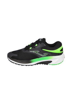 Zapatilla de correr de malla negra con acentos verdes, que presenta una entresuela blanca y una suela texturizada. Incluye cordones negros y detalles reflectantes.
