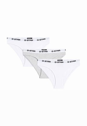 Tre slip G-Star, due bianchi e uno grigio, ognuno con una fascia in vita bianca con "G-STAR" in testo nero.