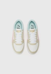 Sneakers met een beige en witte leren bovenkant, lichtblauwe voering, roze accenten en witte veters. Bevat perforaties op het teengedeelte.