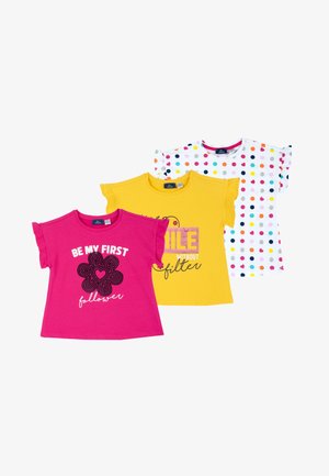 Tre t-shirt a maniche corte: rosa con testo e disegno di fiori, gialla con testo grafico e bianca con pois multicolori.
