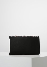 Borsa a pochette nera con tessuto testurizzato. La parte superiore presenta un motivo geometrico adornato con perline e paillettes di diversi colori.