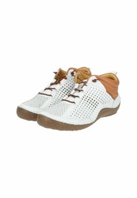 Witte geperforeerde schoenen met bruine leren accenten, met een ronde neus, vetersluiting en een getextureerde rubberen zolen.