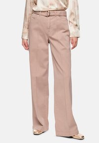 Hellrosa weite Hosen mit hoher Taille, angepasstem Gürtel und glattem Baumwollstoff, ausgestattet mit vorderen Taschen und geraden Nähten.