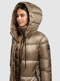 Vatteret jakke i metallisk guld med en stor, quiltet hætte, lynlåslukning, justerbare snore og sidelommer. Glat, skinnende tekstur.