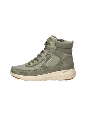 Baskets montantes vert olive avec panneaux en suède et tissu, devant lacé, col rembourré, et semelle blanche marquée "ULTRA GO".