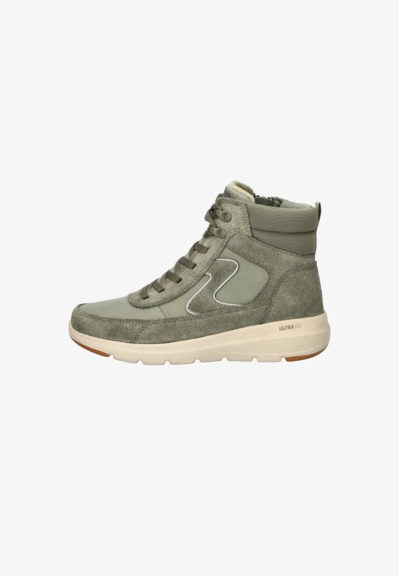 Hoge sneaker in olijfgroen met suède en stoffen panelen, veters aan de voorkant, gevoerde kraag en witte zool met opschrift "ULTRA GO".