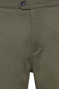 Pantalons vert olive en tissu texturé, dotés d'une fermeture à bouton, d'une poche frontale et de détails de couture subtils.