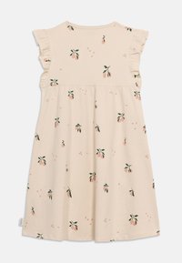 Κρεμ φόρεμα για νήπιο με σχέδιο ροδάκινου και πράσινα φύλλα, με βολάν στα κοντά μανίκια και πιέτες κάτω από την πατιλέτα.