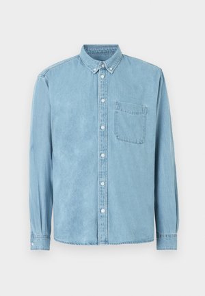 Lys blå denimlangermet skjorte med knappet krage, brystlomme foran og hvite knapper midt på og på mansjettene.