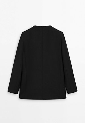 Zwarte blazer met lange mouwen en een rechte zoom, van achteren weergegeven tegen een effen witte achtergrond.