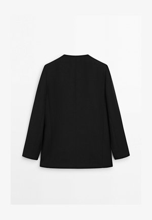 Zwarte blazer met lange mouwen en een rechte zoom, van achteren weergegeven tegen een effen witte achtergrond.