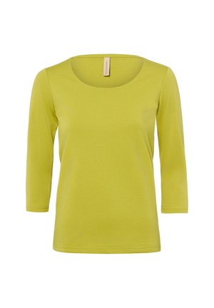 Limettengrünes Damenlangarmshirt mit rundem Ausschnitt und Dreiviertelärmeln, präsentiert vor weißem Hintergrund.