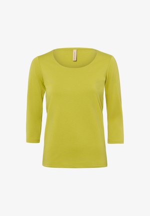 Limettengrünes Damenlangarmshirt mit rundem Ausschnitt und Dreiviertelärmeln, präsentiert vor weißem Hintergrund.