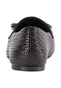 Balerini negre cu un model texturat, asemănător cu reptilele, având un design elegant și un mic detaliu de accent la toc.