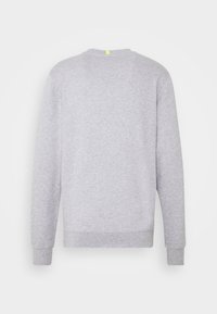 Felpa grigia con maniche lunghe, realizzata in tessuto morbido. Collo a giro, polsini e orlo a coste. Presenta un piccolo etichetta gialla sul retro.