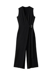 Zwarte mouwloze jumpsuit met een wikkeldesign, brede pijpen en een tailleband met een zilveren gesp, gemaakt van zachte stof.