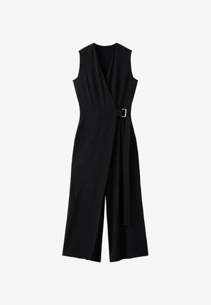 Schwarzer ärmelloser Jumpsuit mit Wickeldesign, weitem Bein und einem Taillengürtel mit silberner Schnalle, aus weichem Stoff gefertigt.
